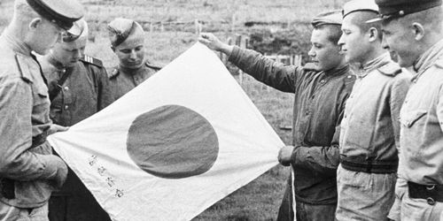Красная Армия рассматривает флаг японских милитаристов, брошенный при отступлении. Фото: РИА Новости
